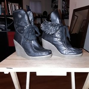 Lace up wedge shoe with fur inside, adjustable.